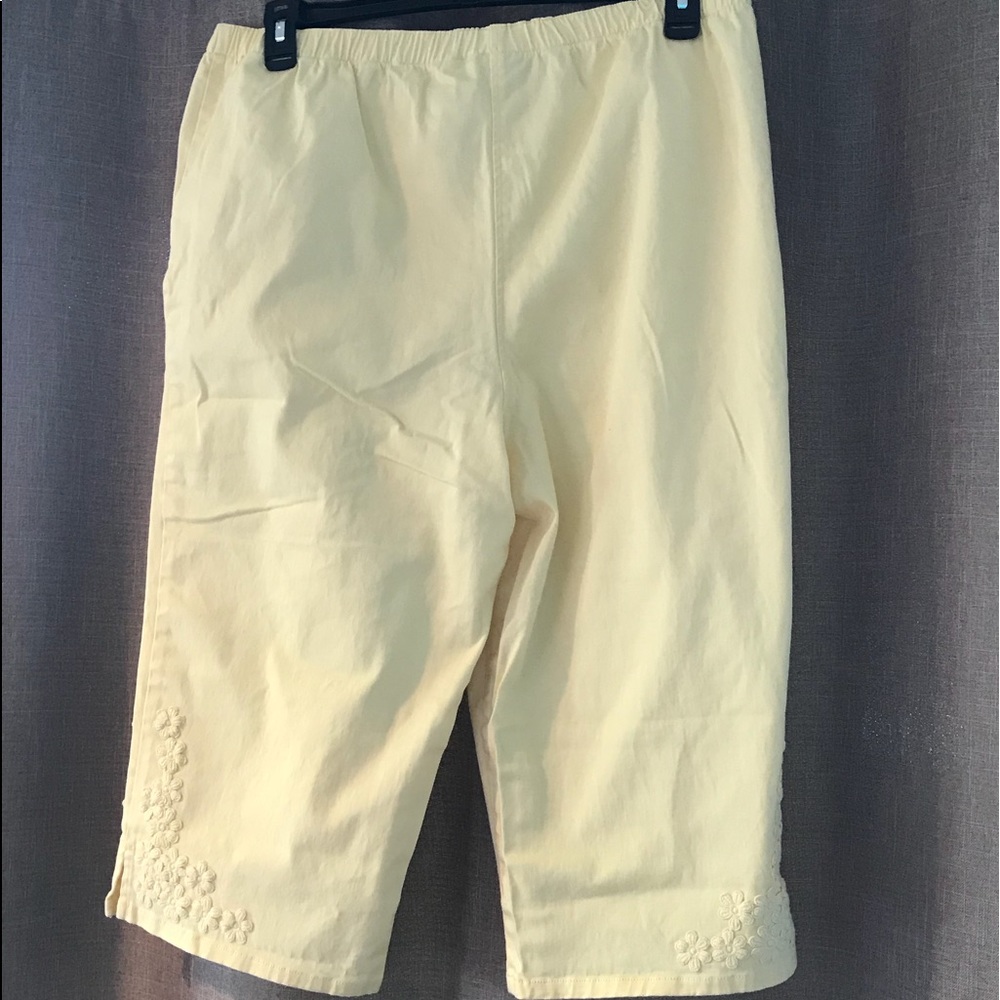 Lemon 🍋 yellow capris - Picture 2 of 7